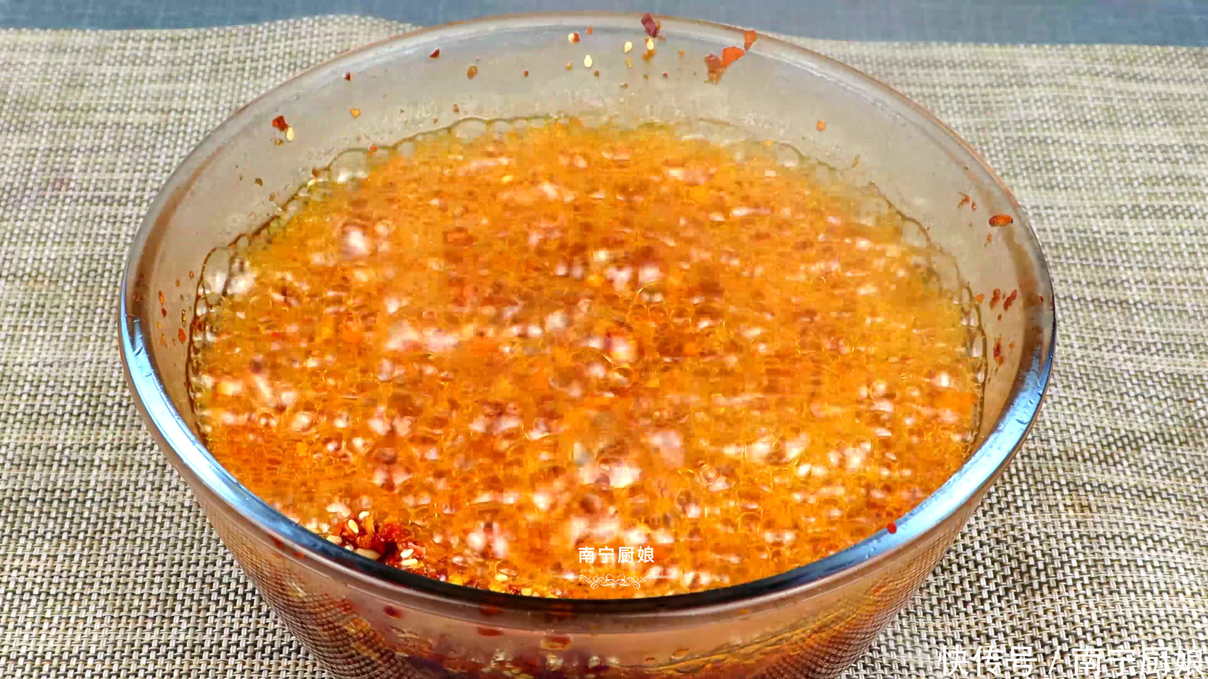 做辣椒油时,一定不要直接泼热油,多做一步,辣椒油想不好吃都难