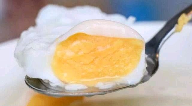 勺子|直接在锅下煮《荷包蛋》是个大错误,多加这一步,鸡蛋圆嫩不散花