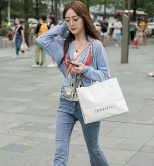 牛仔裤|美女穿搭：靓丽气质美女，搭配紧身牛仔裤，展示修长的双腿