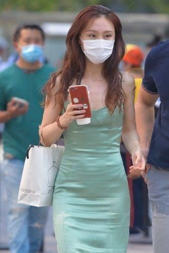 清新 果绿色紧身丝质长裙,时尚性感清新秀美,满满的设计感