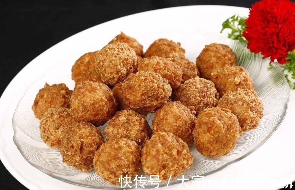 炸猪肉丸子时,直接放到油里炸是不对的,多加一步,丸子外酥里嫩
