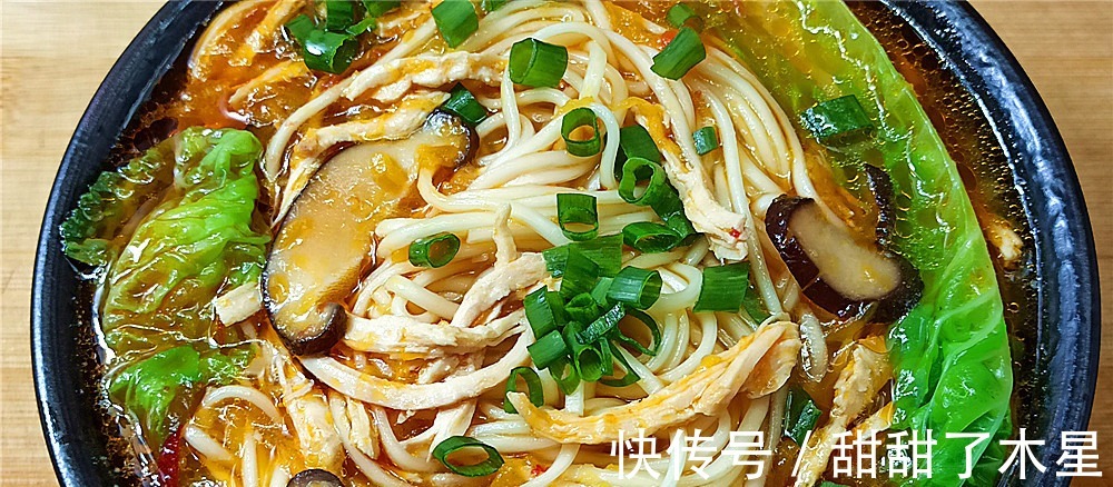 香菇|天热没有胃口给家人做一碗“金汤鸡丝面”，味道酸辣特别好吃！