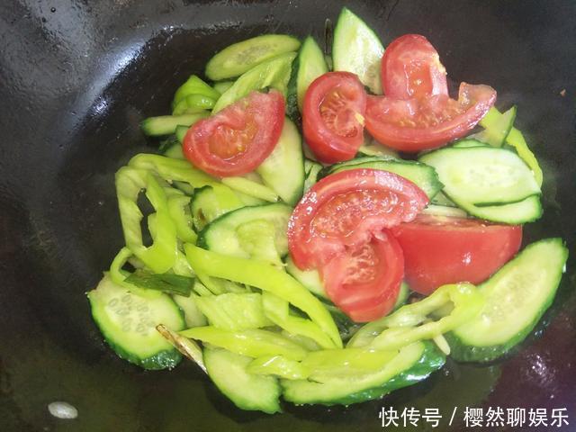 西红柿又有新吃法,加2样食材,锅里简单一炒,香辣多汁超下饭