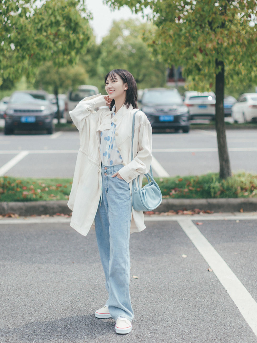 搭配|秋季通勤风怎么穿?白色长款大衣+牛仔裤,清新又时尚!