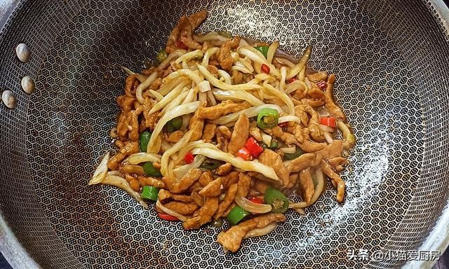 又到了吃大白菜的季节,把它和猪肉炒上一盘,鲜香味美开胃下饭