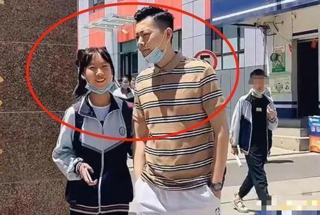 早恋|“最嫩爸爸”接女儿放学惹人眼红,老师怀疑早恋,妈妈无奈亲爹