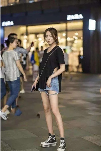 明艳动人|短发美女镂空修身裙,气质温婉,靓丽动人!