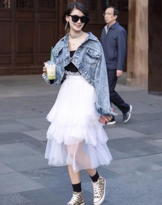 街拍般般入画的美女,一条灰色的连衣裙,时尚达人气质