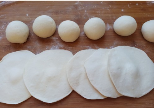 和面|包子怎么做才好吃?教你调馅小技巧,出锅蓬松宣软,个个皮薄馅大