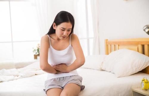 经期|女性大姨妈期间，流出像“肉”一样的血块是啥东西？早知晓别忽视