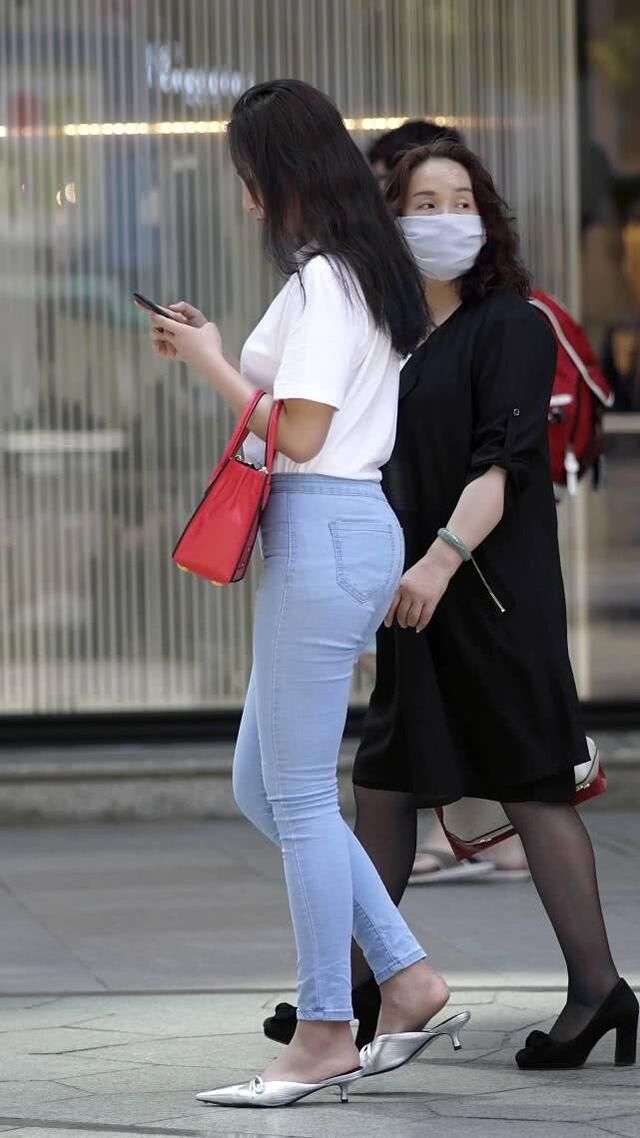 搭配|街拍美女：小姐姐搭配白色T恤展现靓丽气质，举手投足尽显成熟