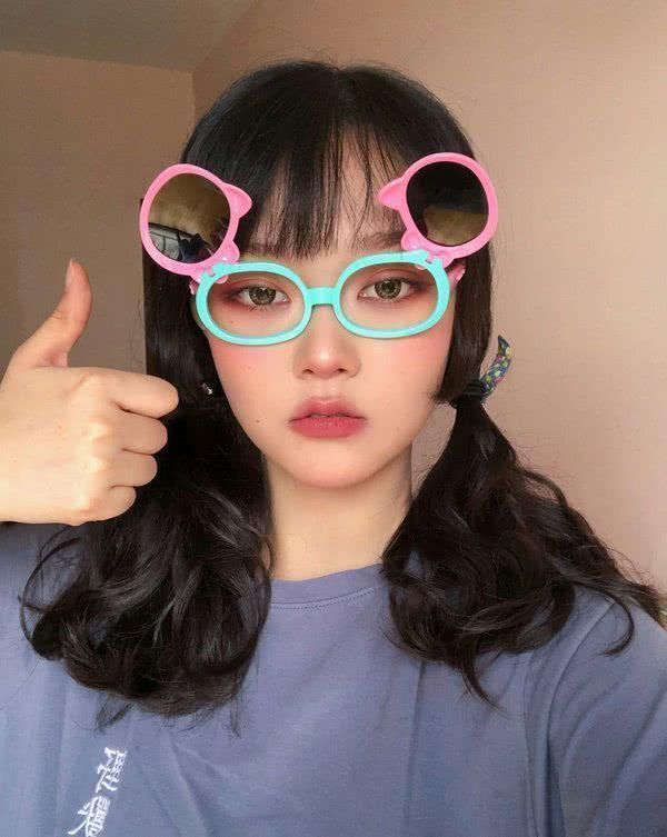 眼镜|脸上有这3个“优势”的女生,最适合戴眼镜,难怪追求者爆棚