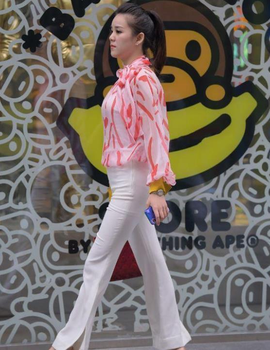 街拍:身材高挑大长腿的小姐姐,穿白色长裤,尽显气质淑女范