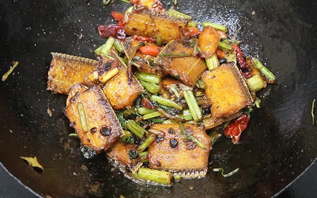  正确|炸带鱼到底要不要拍粉，大厨教你正确做法，酥香金黄，一点也不烂