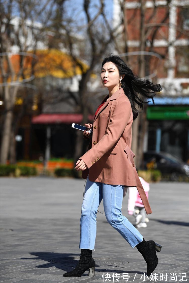 小姐姐|街拍:美女一件藕荷色的西装,有一点风衣的味道,混搭风的感觉!
