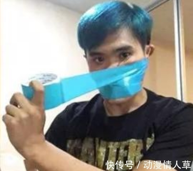 cospl泰国小哥最硬核的一次COS,全身用蓝色胶带缠住,作品还是悬空的!