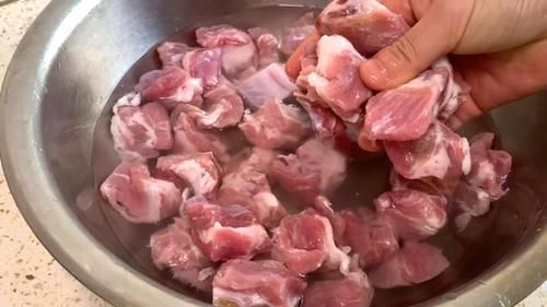 炖排骨时，有人先焯水，有人直接炖，大厨：都不对，教你正确做法