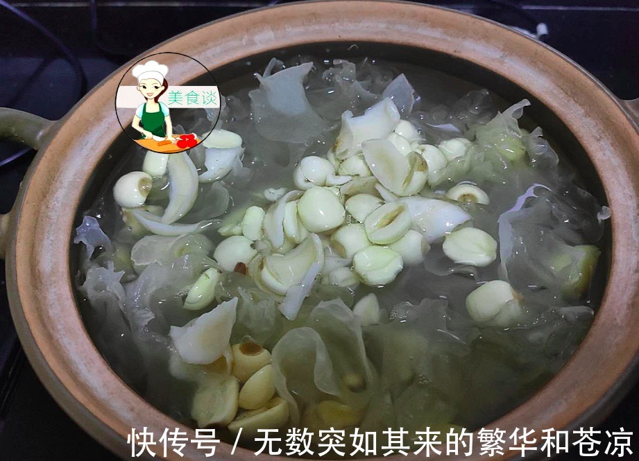 银耳和两样食材一起煮，每天吃一碗，清甜润燥特养人，现在正当季