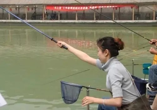 打窝何必买颗粒，2元一斤的小鸡饲料打窝，大鱼进窝快，轻松爆护