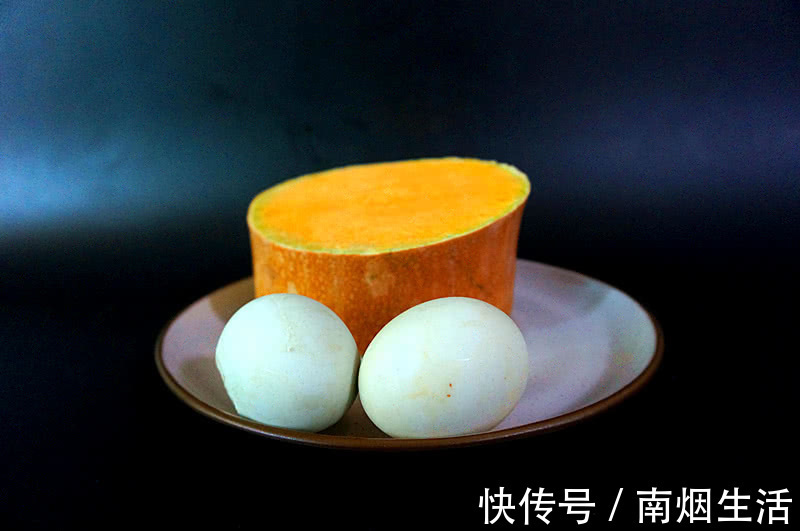 跟着我一起|蛋黄焗南瓜家庭版简单做法，味道香甜，色泽诱人