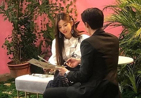 嘟嘴卖萌 杨超越综艺路透曝光,嘟嘴卖萌样样在行,同期录制嘉宾才是亮点