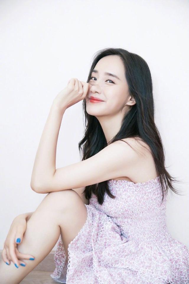 王智|王智真乃“人间尤物”, 穿抹胸碎花裙美回“秋雅”, 谁看了不心动