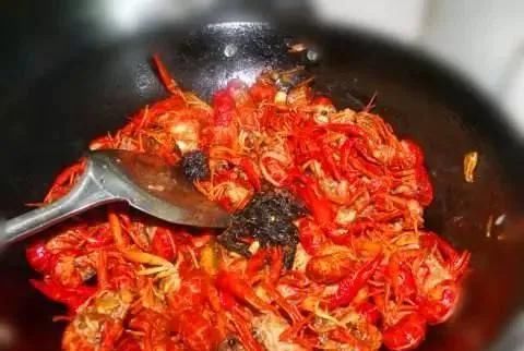  松散|做小龙虾时，直接煸炒可不对，先做这一步，肉质鲜嫩不松散