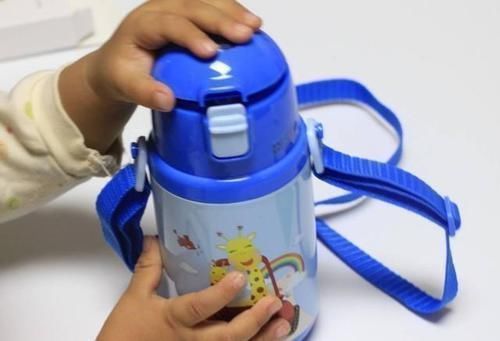 益生菌|天气渐冷,给孩子选择合适的保温杯这种杯子倒出来的或是毒水