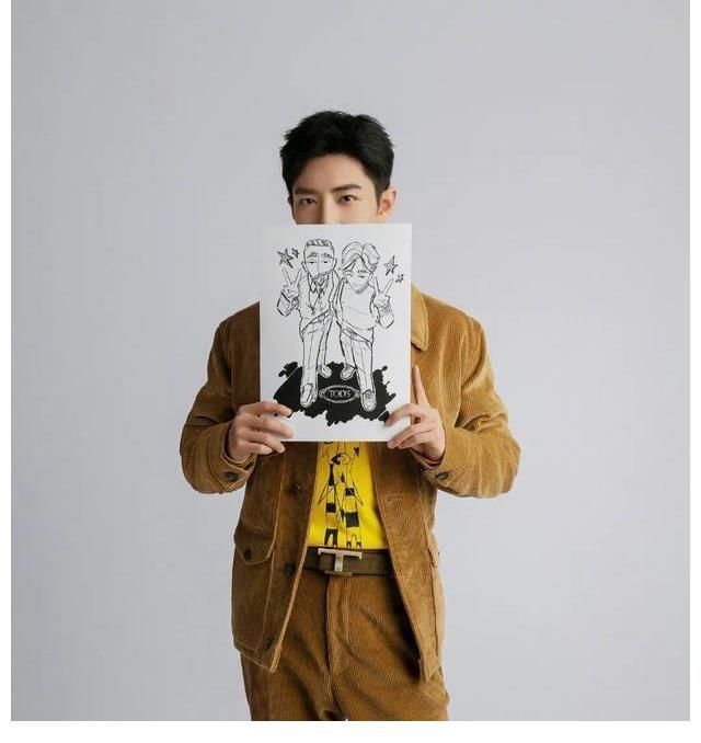 直播|肖戰“坐看秀”直播:手拿漫畫拍照,穿一身黃色展示新裝