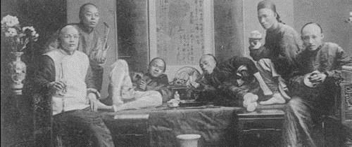 女子|13张老照片再现吸食鸦片的清朝百姓男子骨瘦如柴,女子媚态毕露