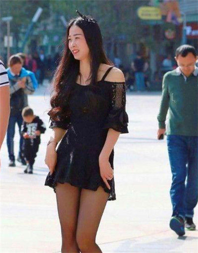 街拍：小美女一身白色搭配，手挎玫红色包包，十分吸睛