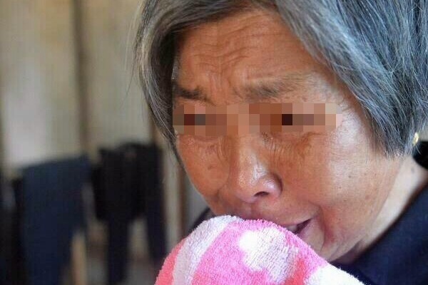 宝妈|宝宝出生才7天,产妇一直跟他说话,全家笑她,婆婆却看出不太对