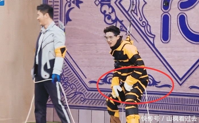 越拉|卢卡斯为节目效果太拼!拿软肋造笑点,蔡徐坤羞到蹲地上偷笑