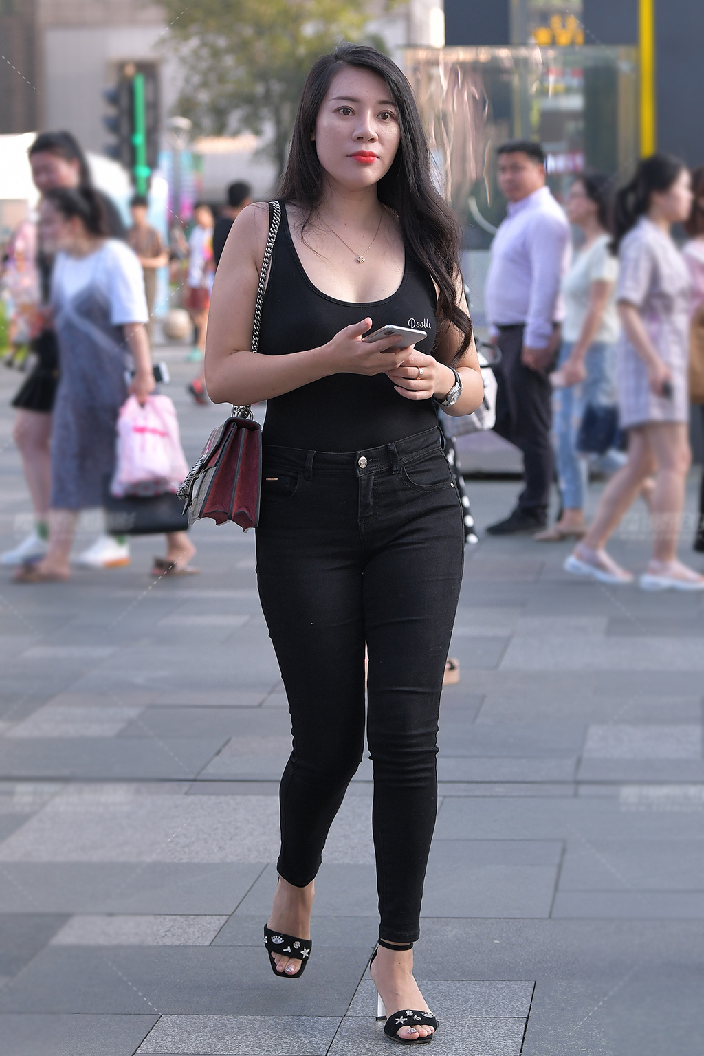 美的|街拍美女：休闲搭配的宠儿，牛仔裤百搭的特点，让你搭配省心又美的简约大方