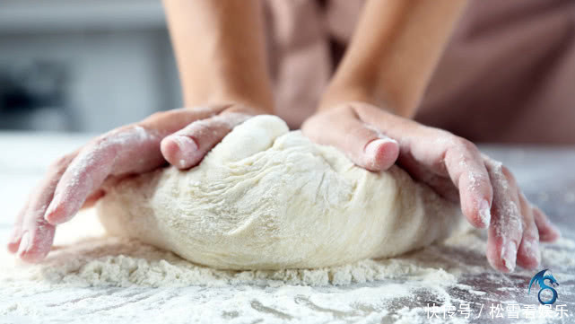  下锅|煮饺子时，记得不要开水就下锅，多加1步，饺子鲜香不破皮！