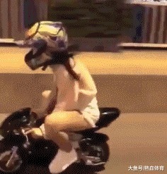 |搞笑GIF：扎心了 遇到这种情况 先捂住膝盖还是先捂脸