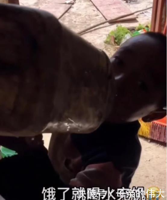 喝水|25岁宝妈连生4胎无人管,孩子饿了就喝水充饥,可怜又可恨