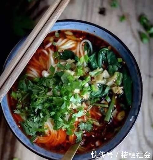 老公下班给我做了这样一碗面条，我吃的连汤底都不剩！