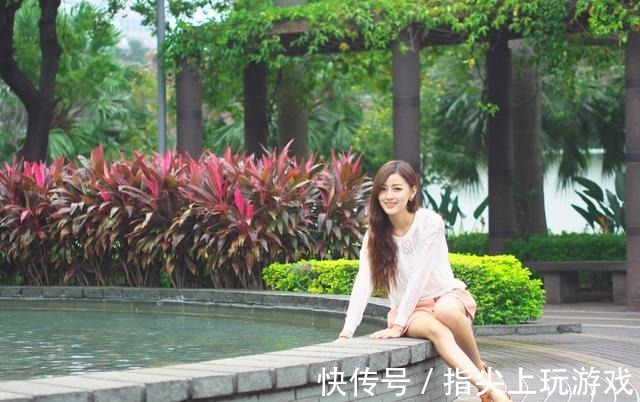 雪纺上衣 粉色超短裤搭配白色雪纺上衣,甜美感十足!