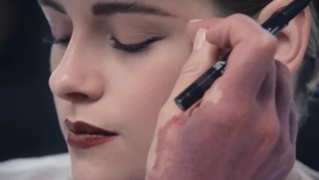 香奈儿化妆师给克里斯汀化妆,开始以为眼线画错了,最后才明白什么是大神