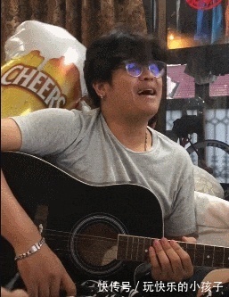 |搞笑GIF:你是不是要好好的配合一下,最起码手先放吉他上!