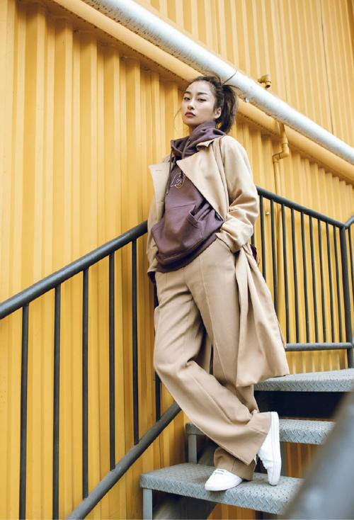 春天穿风衣时，尽量少配高跟鞋！看看“仙女酵母”，你会有所启发