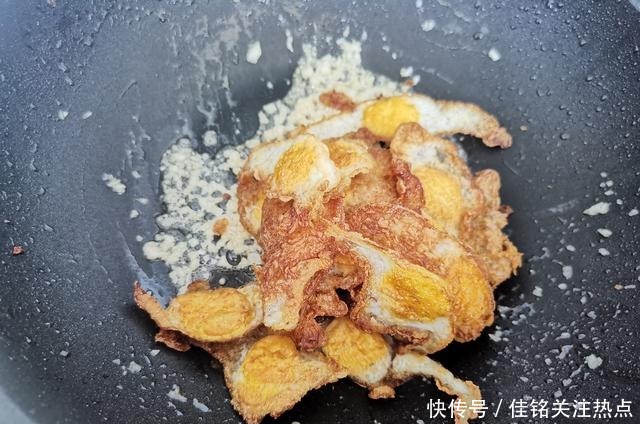 不用鸡蛋做的蒜香荷包蛋,外酥里嫩,下饭吃香喷喷