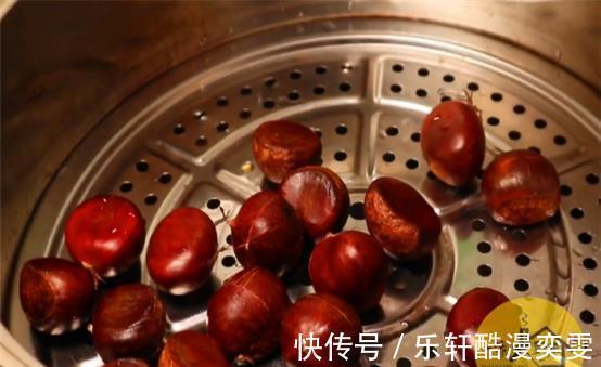 才知道,板栗去壳只需1个瓶盖,一秒一个,老农的方法太好用了