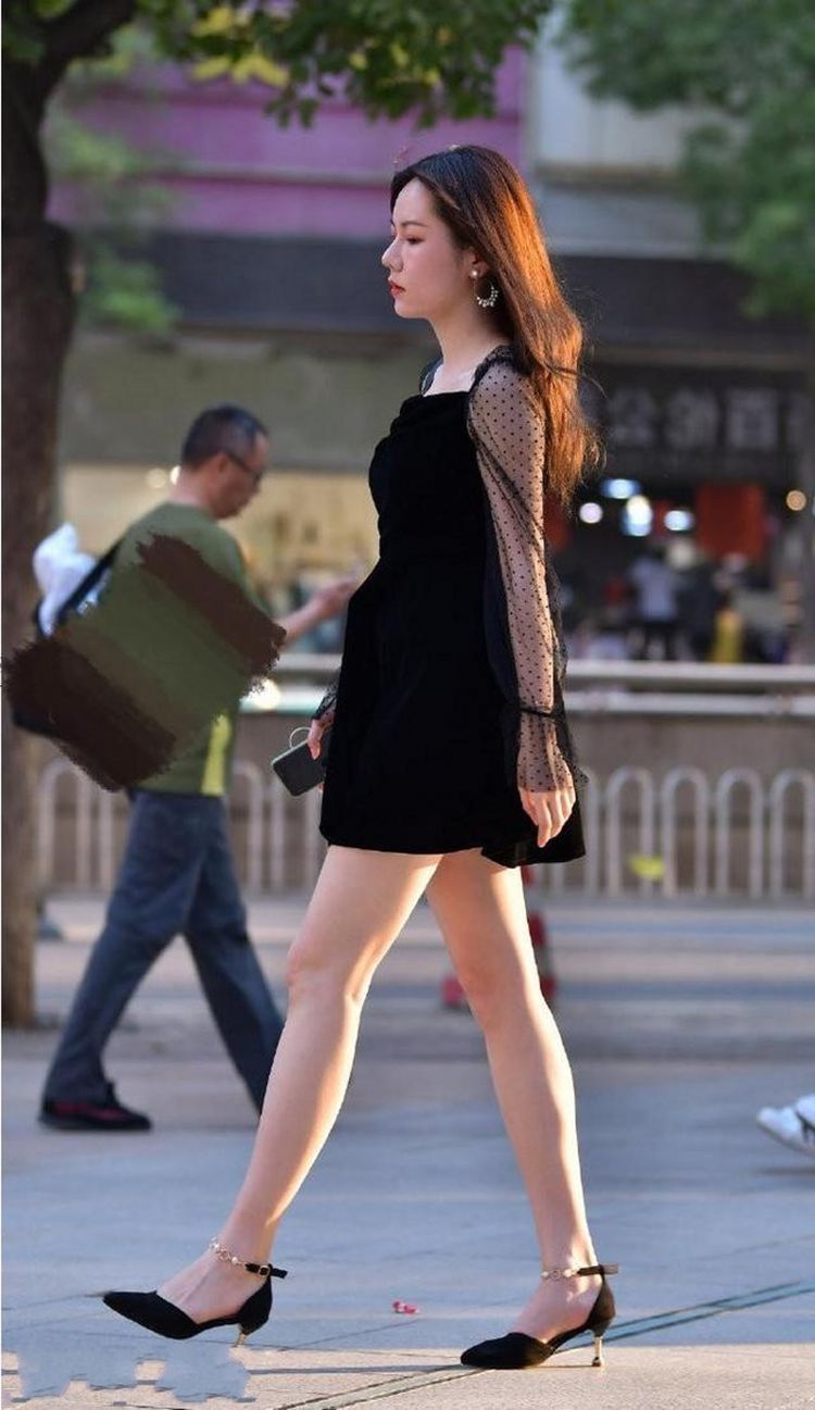 蕾丝|街拍美女 披肩秀发搭配长款裙子