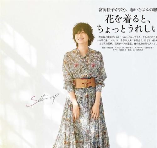 毛衣 被52岁的富冈佳子惊艳到了,穿搭简约但很高级,她是如何做到的?