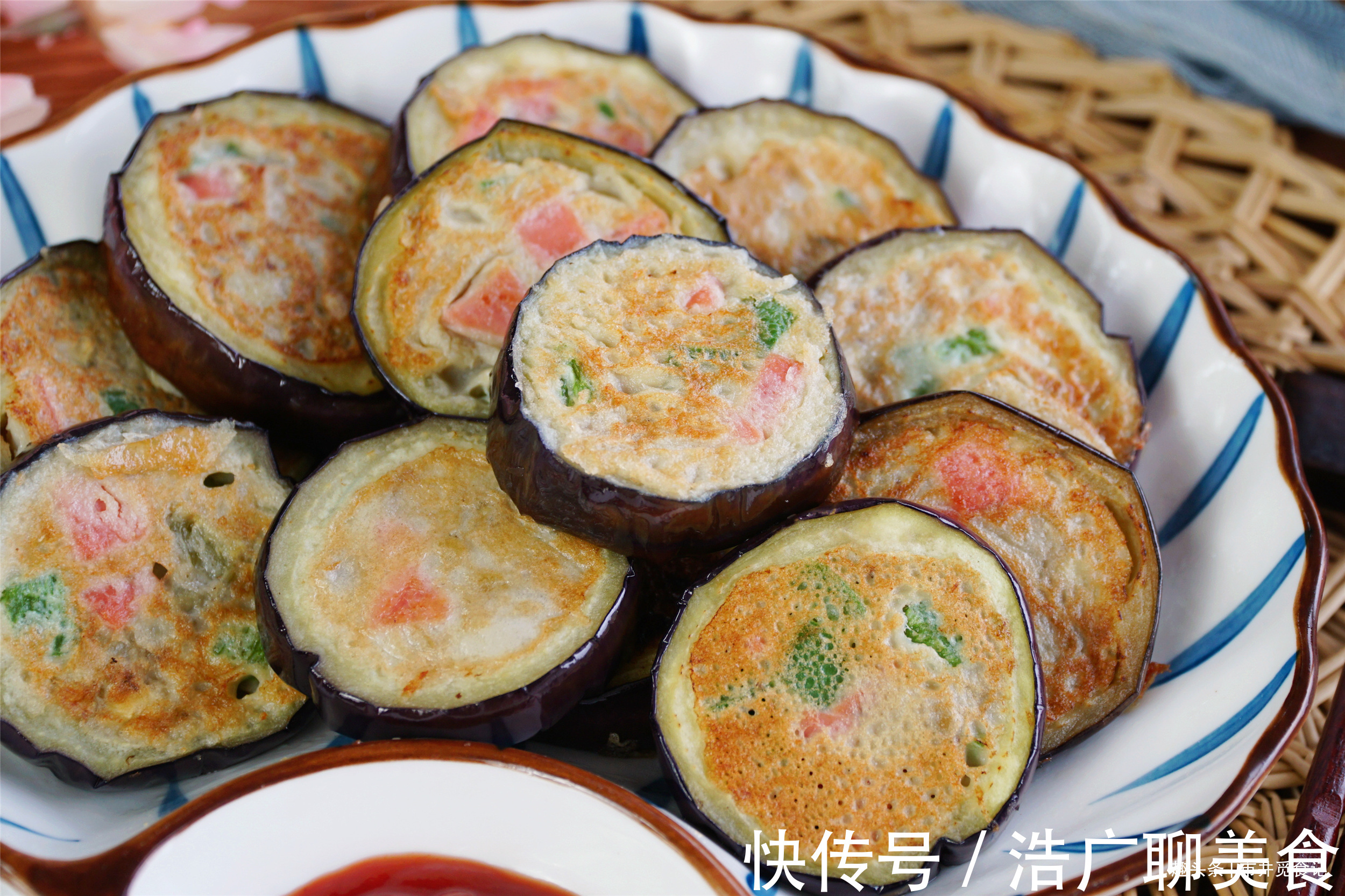 夏天|夏天,我家爱吃的“茄子饼”,简单省事,早餐能吃五六块,真香呀