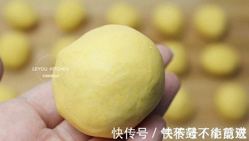 南瓜泥|软软糯糯的小点心,蒸熟就行,好吃不上火,新年端上桌秒光