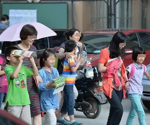 场合|“睡衣妈妈”接孩子走红,引网友争议:学校门口穿睡衣合适吗?