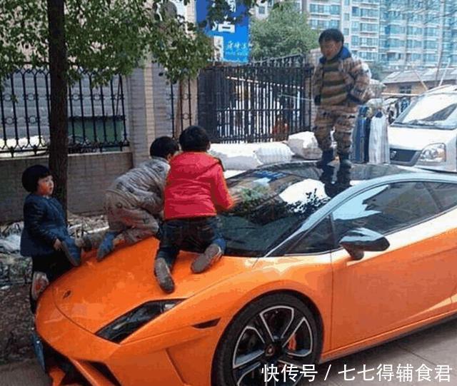 2岁“蹭饭宝宝”火了,两手插兜四处串门,网友真正的吃百家饭